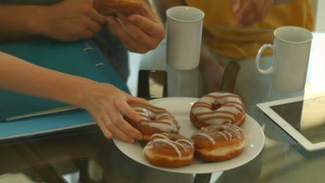 Estudiantes-Tomando-Donas-Durante-La-Reunión