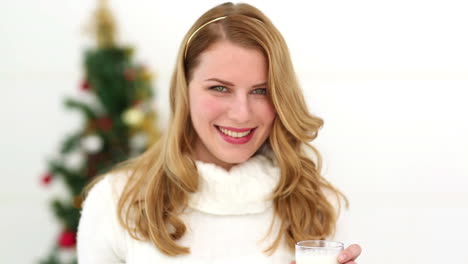 Festliche-Blondine-Bietet-Milch-Und-Kekse-An