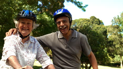 Pareja-Mayor,-Andar-En-Bicicleta,-En-El-Parque