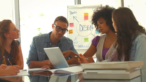 Studenten-Arbeiten-Während-Eines-Meetings-Zusammen