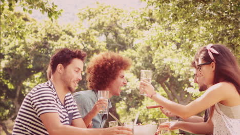 En-Cámara-Lenta-Amigos-Felices-En-El-Parque-Almorzando