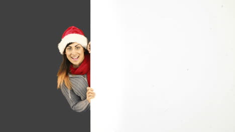Schönheit-Brünette-In-Weihnachtsmütze-Zeigt-Weißes-Plakat