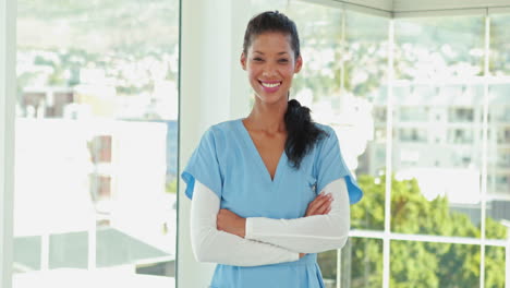 Smiling-doctor-with-arms-crossed-looking-at-camera