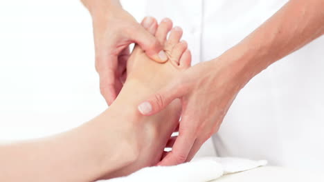 Physiotherapeut-Gibt-Einem-Patienten-Eine-Fußmassage
