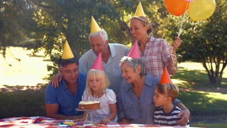 Familia-Feliz-Celebrando-Un-Cumpleaños