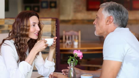 Couple-chatting-and-drinking-coffee
