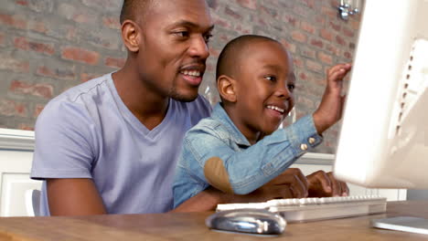 Padre-E-Hijo-Usando-La-Computadora-Juntos