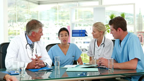 Equipo-Médico-Trabajando-Juntos-Durante-La-Reunión