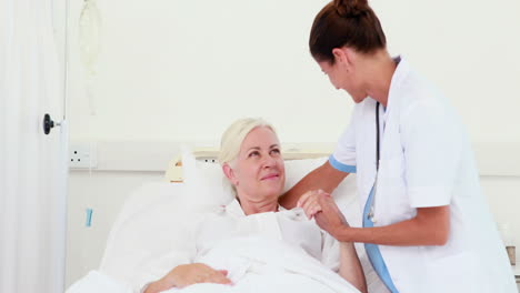 Doctor-speaking-with-her-patient