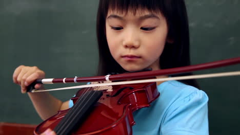 Niedlicher-Schüler-Spielt-Geige-