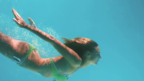 Mujer-Atractiva-Nadando-En-La-Piscina