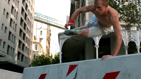 Joven-Saltando-Una-Pared