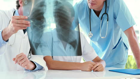 Medical-team-looking-at-Xray-