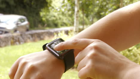 Nahaufnahme-Einer-Person,-Die-Ihre-Smartwatch-Benutzt