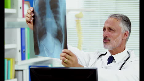 Retrato-De-Un-Médico-Sonriente-Sosteniendo-Una-Radiografía