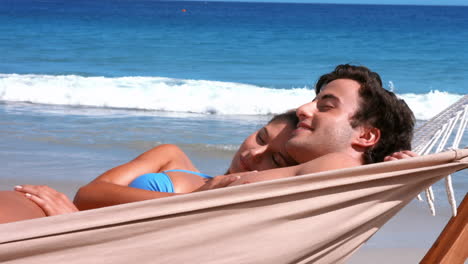 Feliz-Pareja-Relajándose-En-Una-Hamaca-En-La-Playa