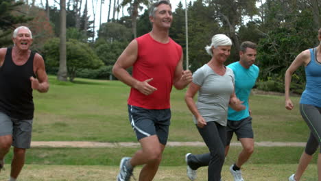 Feliz-Grupo-Atlético-Corriendo-En-El-Parque