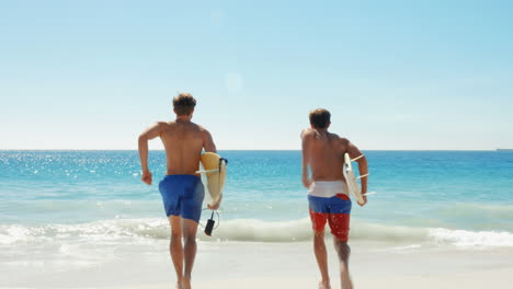 Amigos-Surfistas-Felices-En-La-Playa.