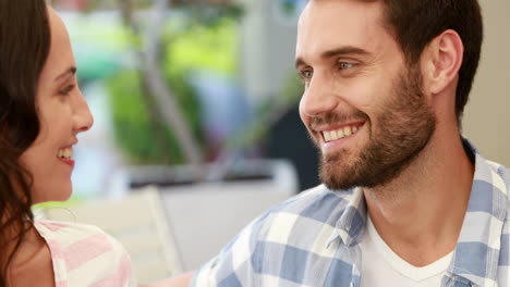 Pareja-Mirándose-Mientras-Toman-Café