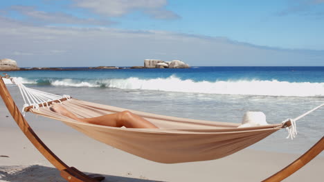 Hermosa-Mujer-Relajándose-En-Una-Hamaca-En-La-Playa