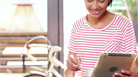 Mujer-Sonriente-Con-Tableta-Tomando-Café