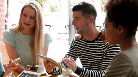 Estudiantes-Universitarios-Pasando-El-Rato-En-La-Cafetería-Del-Campus