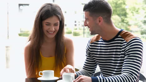 Studenten-Arbeiten-An-Aufgaben-Im-Campus-Café