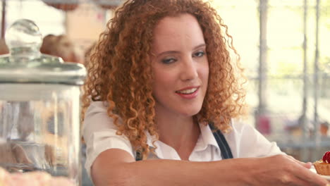 Mujer-Bonita-Feliz-Preparando-Un-Plato-De-Pastel-