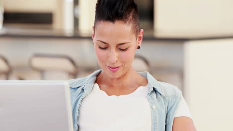 Schwangere-Frau-Mit-Laptop-Auf-Der-Couch