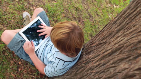 Kleiner-Junge,-Der-Einen-Tablet-Computer-Benutzt