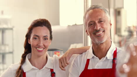 Equipo-De-Servidores-Feliz-Mirando-La-Cámara-