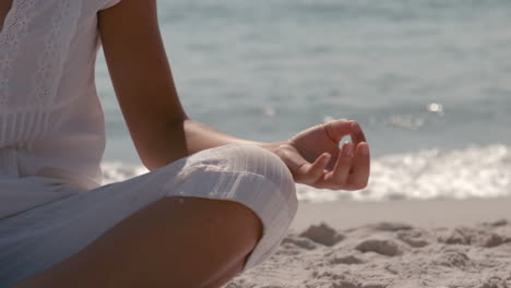 Teil-Einer-Frau-Beim-Yoga-Am-Strand