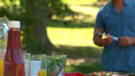 Glücklicher-Mann-Beim-Grillen-Für-Seine-Familie