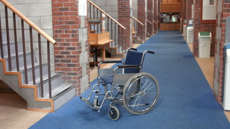 Leere-Bibliothek-Mit-Rollstuhl