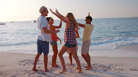 Glückliche-Gruppe-Von-Freunden-Jubelt-Am-Strand-