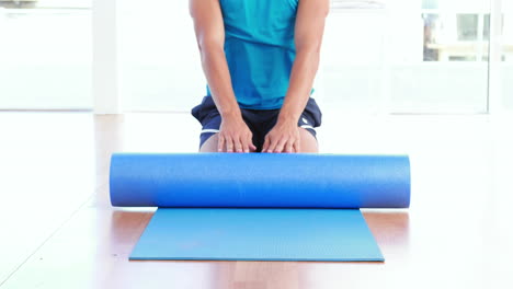 Physiotherapy-patient-using-foam-roller