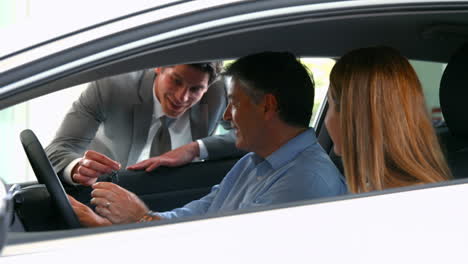 Customers-taking-a-look-at-a-car