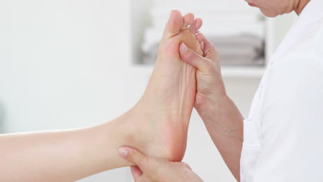 Physiotherapeutin-Macht-Ihrer-Patientin-Eine-Fußmassage