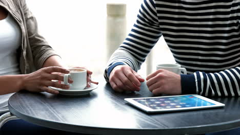 College-Studenten-Mit-Tablet-Im-Campus-Café