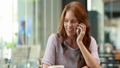 Mujer-Sonriente-Usando-Un-Teléfono-Inteligente-Y-Teniendo-Una-Llamada-Telefónica