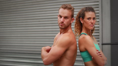 Pareja-En-Forma-Posando-En-El-Gimnasio-Crossfit