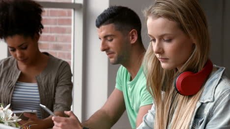 Studenten-Arbeiten-An-Aufgaben-Im-Campus-Café