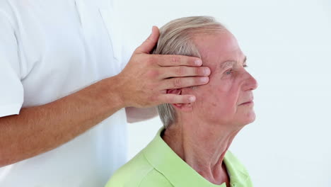 Doctor-Masajeando-La-Cabeza-De-Sus-Pacientes.