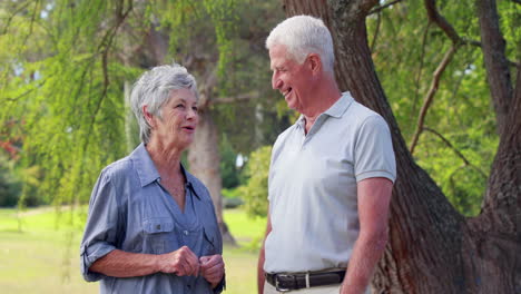 Abuelo-Feliz-Hablando-Juntos-