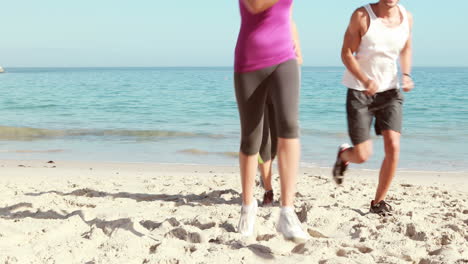 Amigos-Corriendo-Juntos-En-La-Playa