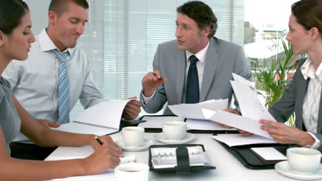 Gente-De-Negocios-Trabajando-Juntos-Durante-La-Reunión