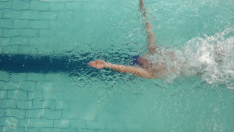 Vista-Superior-Del-Nadador-Sumergiéndose-En-La-Piscina.