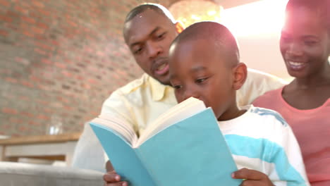 Eltern-Und-Kinder-Sitzen-Auf-Der-Couch-Lesen