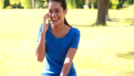 Mujer-Usando-El-Teléfono-En-El-Parque