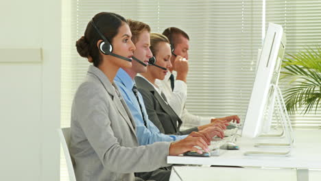 Business-Team-Arbeitet-Im-Callcenter-